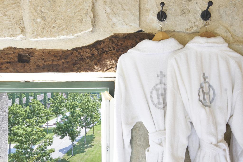Hacienda Zorita Wine Hotel & Spa Valverdon Exterior photo Two bathrobes