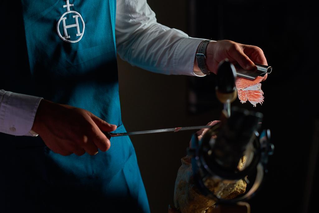 Hacienda Zorita Wine Hotel & Spa Valverdon Exterior photo A chef preparing a dish