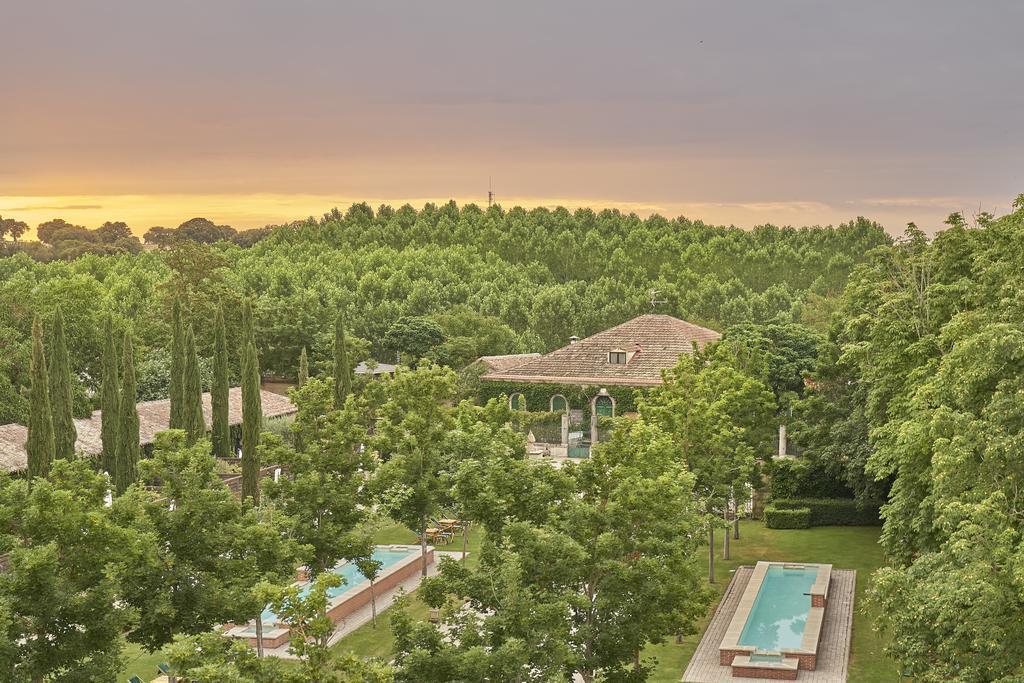 Hacienda Zorita Wine Hotel & Spa Valverdon Exterior photo The property at sunset